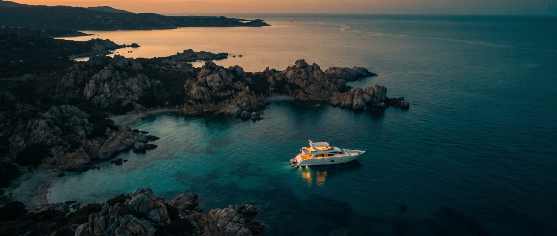 Yacht all'ancora in una caletta della Costa Smeralda all'ora blu