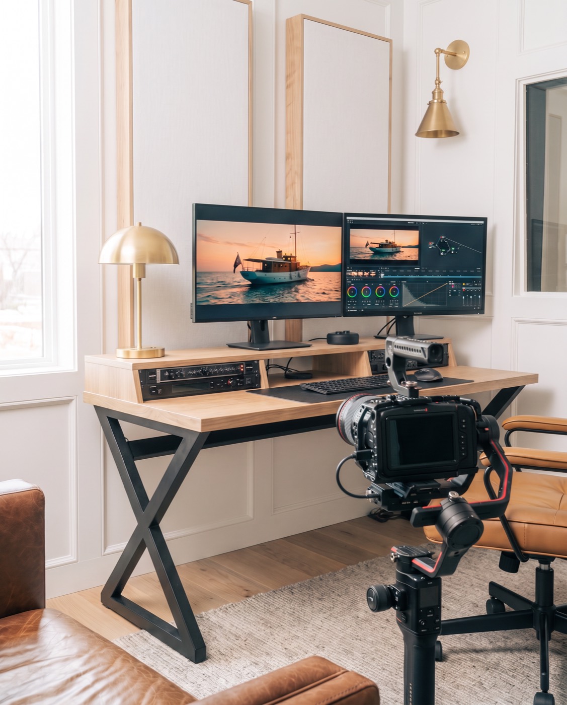 Studio di produzione video con camera cinematografica e postazione di montaggio