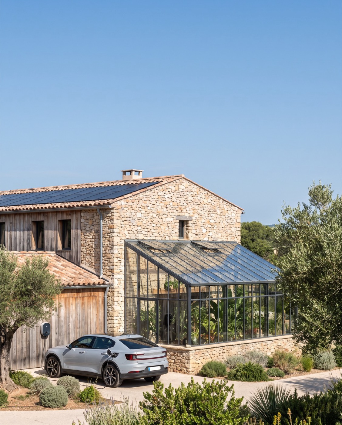 Villa mediterranea con fotovoltaico integrato, serra bioclimatica e ricarica per auto elettrica